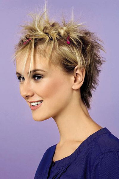 Punkige Kurzhaarfrisur mit Haarclips