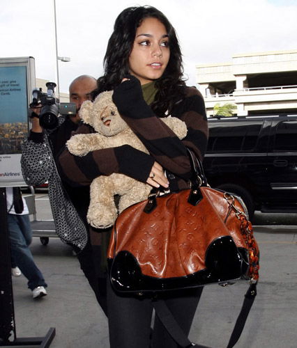 Vanessa Hudgens kuschelt mit ihrem Teddy