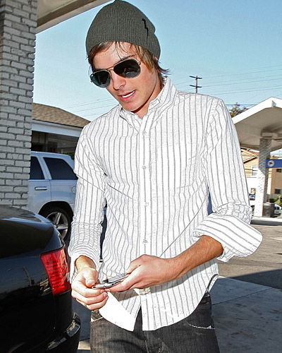 Zac Efron ziemlich lässig