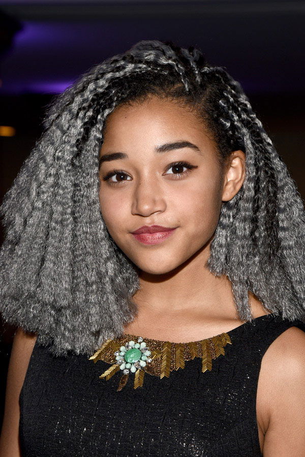 Amandla Stenberg mit grauen Haaren