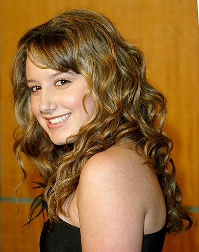 Ashley Tisdale mit Locken
