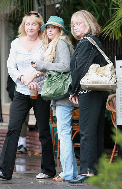 Ashley Tisdale mit Mama und Oma
