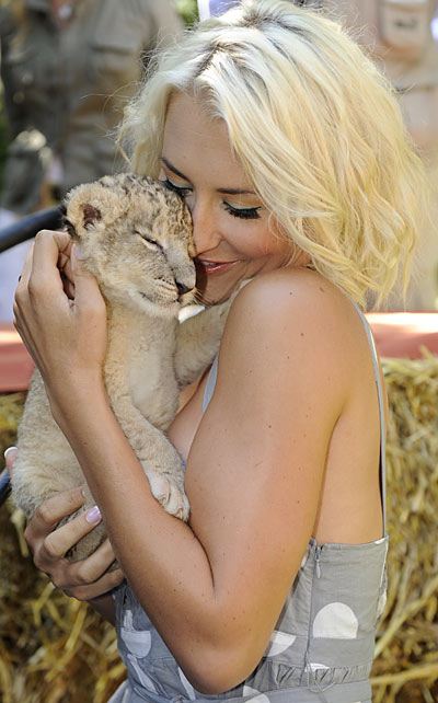 Sarah kuschelt mit Löwenbabys