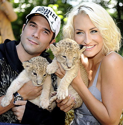 Sarah & Marc schmusen mit den Löwenkindern