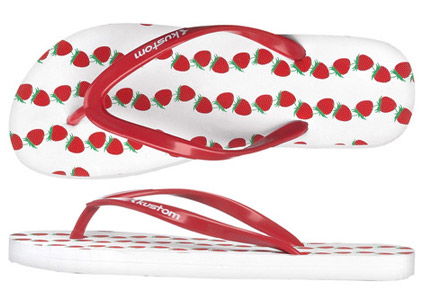 Flipflops mit Erdbeer-Motiven