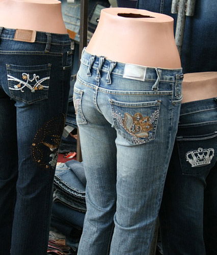 Jeans mit Strasssteinen