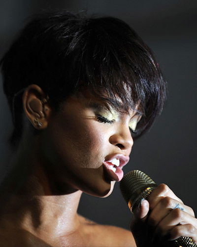 Rihanna wegen heller Haut gemobbt