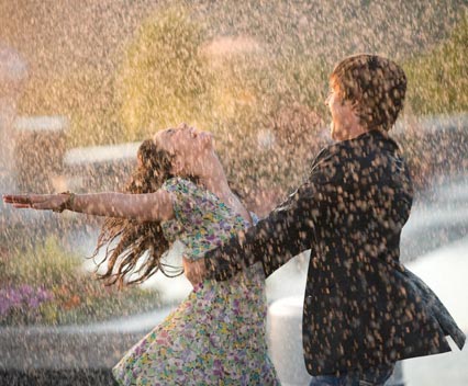 Gabriella und Troy im Regen