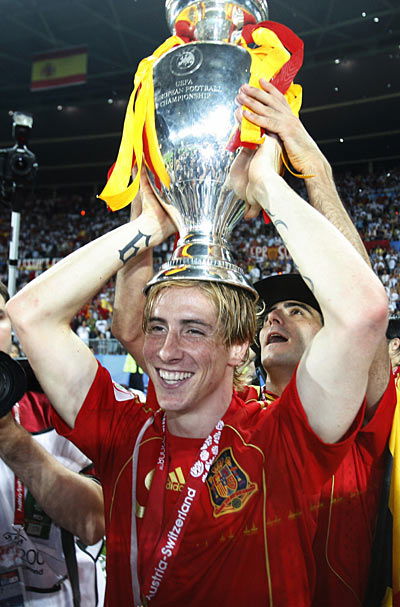Fernando Torres mit Siegerpokal