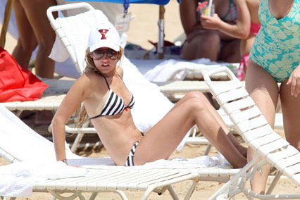 Ashley Tisdale im Streifen-Bikini