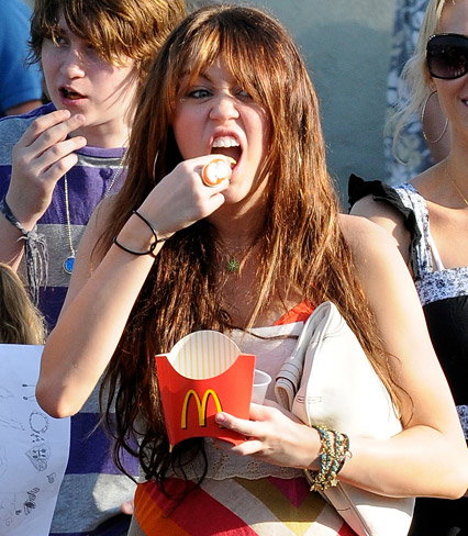 Miley Cyrus isst Pommes