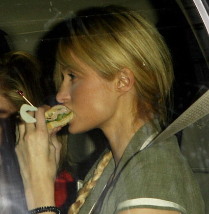 Paris isst einen Burger