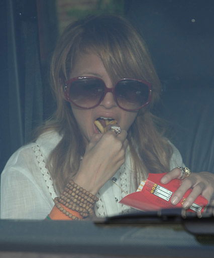Nicole Richie isst Pommes