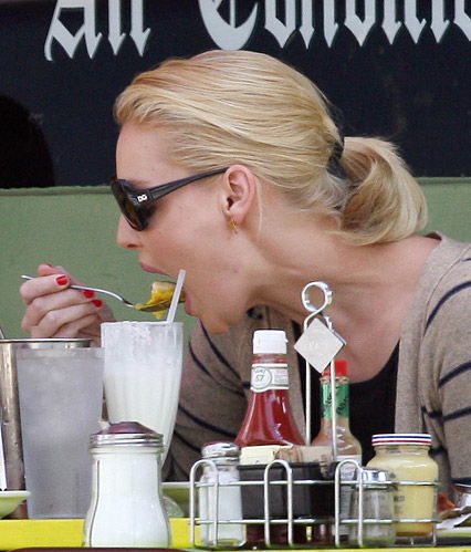 Katherine Heigl beim Essen