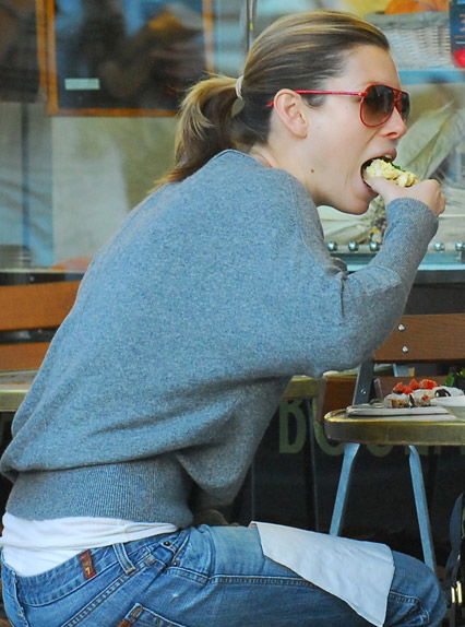 Jessica Biel isst ein belegtes Brot