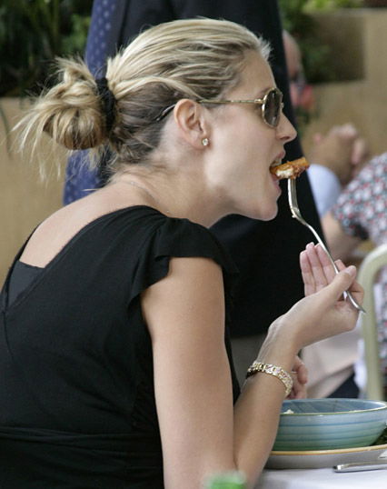 Heidi Klum isst Hühnchen