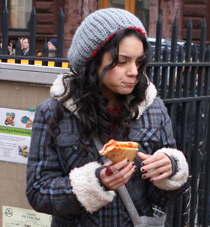 Vanessa Hudgens isst ein Sandwich