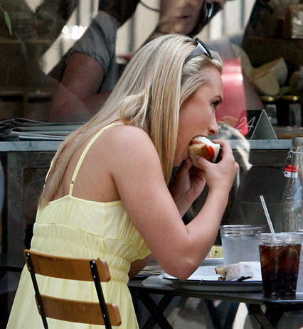 Hayden Panettiere isst ein Sandwich