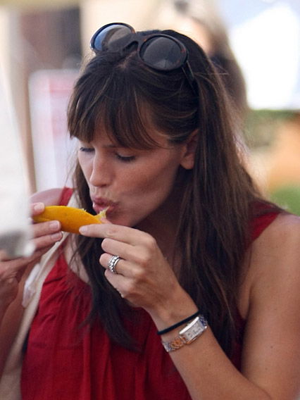 Jennifer Garner genießt eine Orange