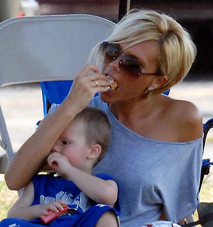 Victoria Beckham beim Snacken