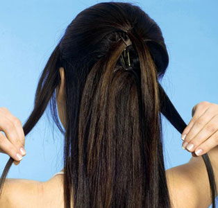 Zurückgesteckte Haare mit Haarband