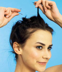 Hochgesteckte Frisur mit Haarband