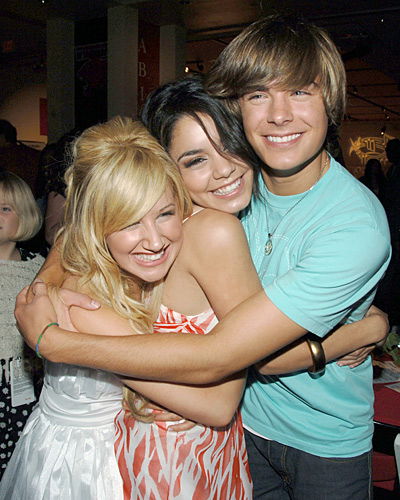 Zac Efron umarmt Vanessa Hudgens und Ashley Tisdale