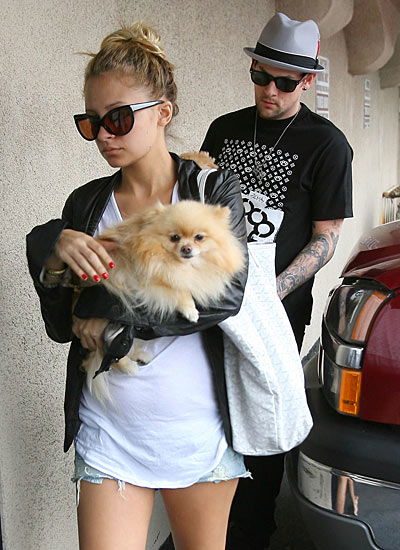 Nicole Richie mit Hotpants und XL-Shirt