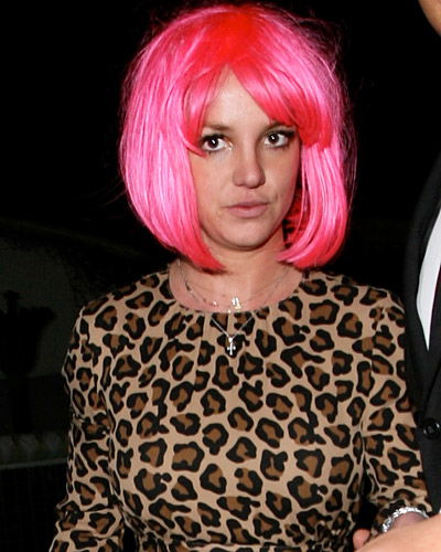 Britney Spears mit pinker Perücke