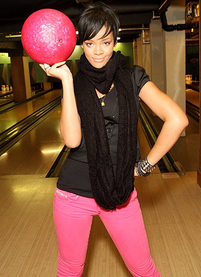 Rihanna trägt pinke Röhrenjeans