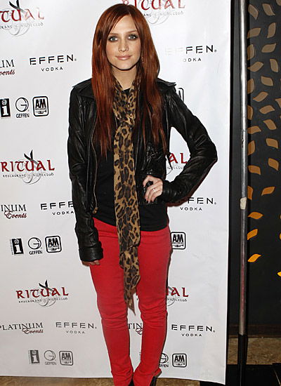 Ashlee Simpson trägt rote Skinny-Jeans