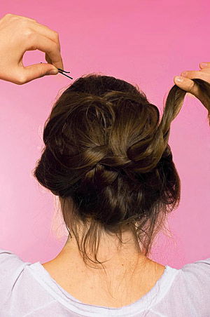 Hochgesteckte Haare mit lockeren Strähnen