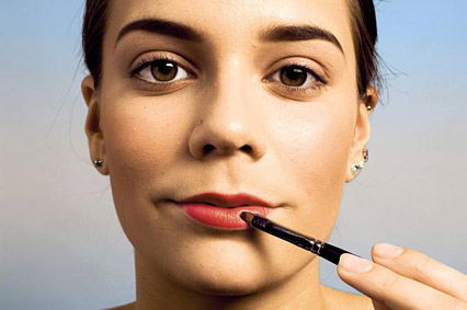 Rote Farbe auf die Lippen
