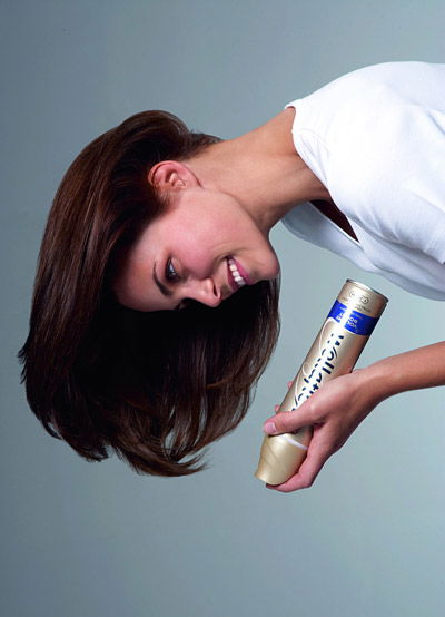 Volumen-Haarspray kopfüber einsprühen