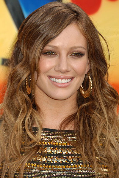 Hilary Duff mit gelockter Mähne