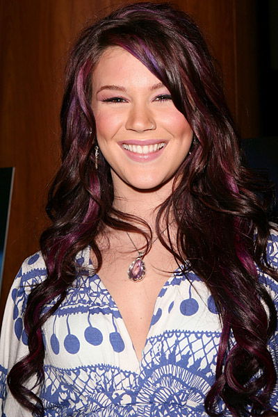 Joss Stone mit violetten Haaren