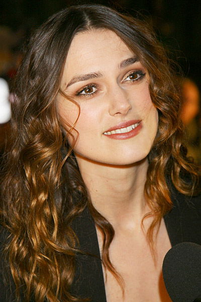 Keira Knightley mit langen Kringelhaaren