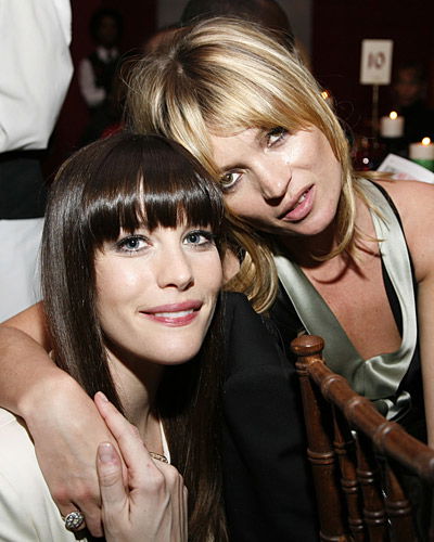 Kate Moss & Liv Tyler mit Pony