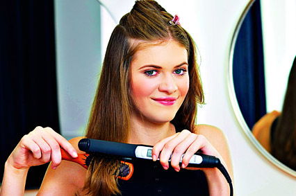Haare in Sleek-Optik mit Glätteisen
