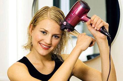 Haare mit Trockner stylen