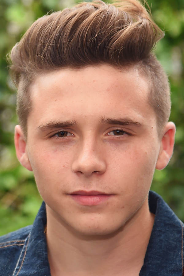 Brooklyn Beckham mit Augenbrauen