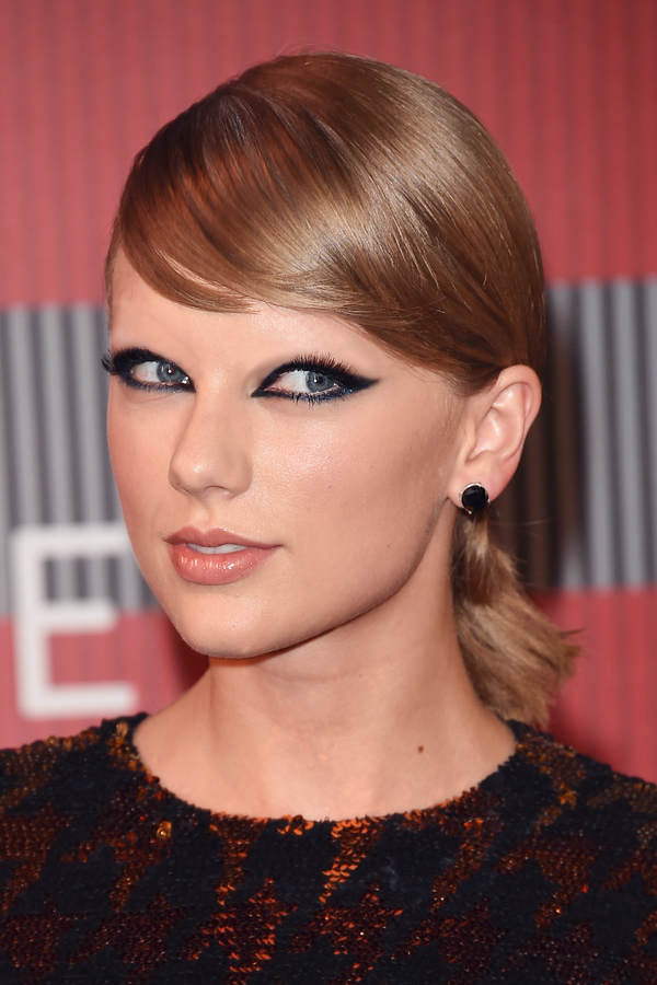 Taylor Swift ohne Augenbrauen