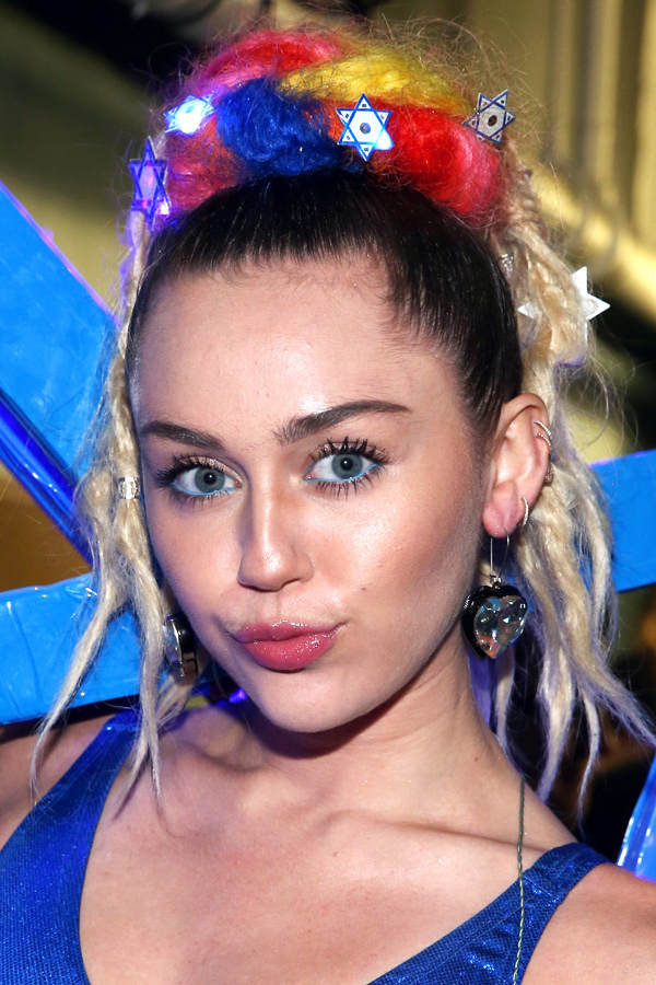 Miley Cyrus mit Augenbrauen