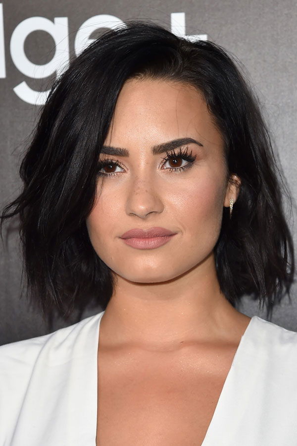 Demi Lovato mit schulterlangen Haaren