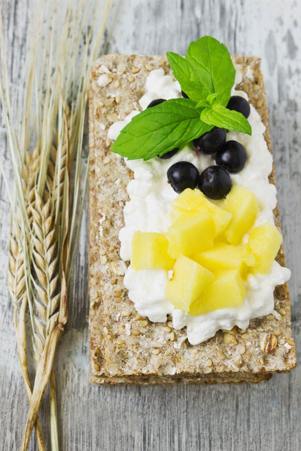 Schulbrot: Knäcke-Ananas-Beere
