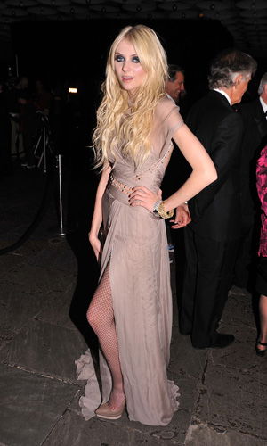 Taylor Momsen im langen Kleid