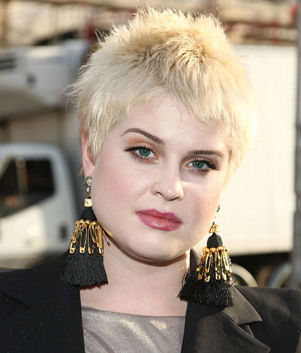 Kelly Osbourne mit blondem Stiftelkopf