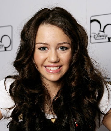Miley mit dunkelbraunen Haaren
