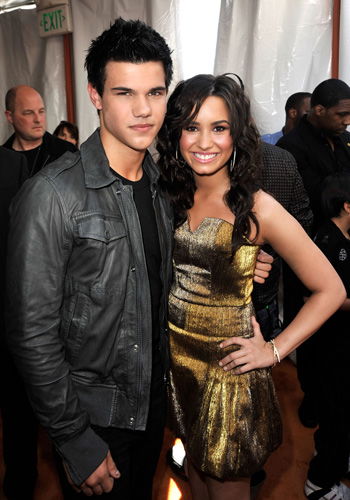 Taylor Lautner & Demi Lovato