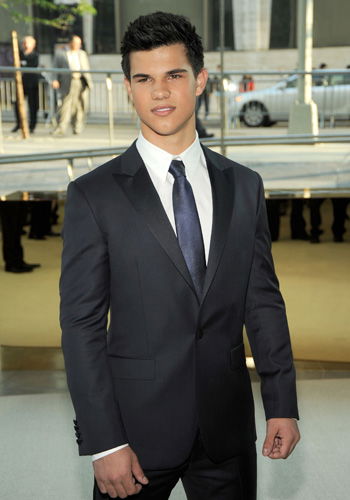 Taylor Lautner im Anzug